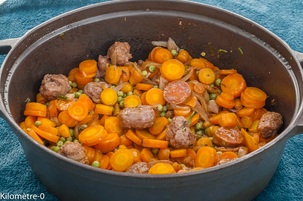 Photo de recette de boulettes, merguez, bœuf, viande, légumes de printemps , légumes, carottes, petits pois, printemps, mijoté, facile, bio, Kilomètre-0, blog de cuisine réalisée à partir de produits de saison et issus de circuits courts