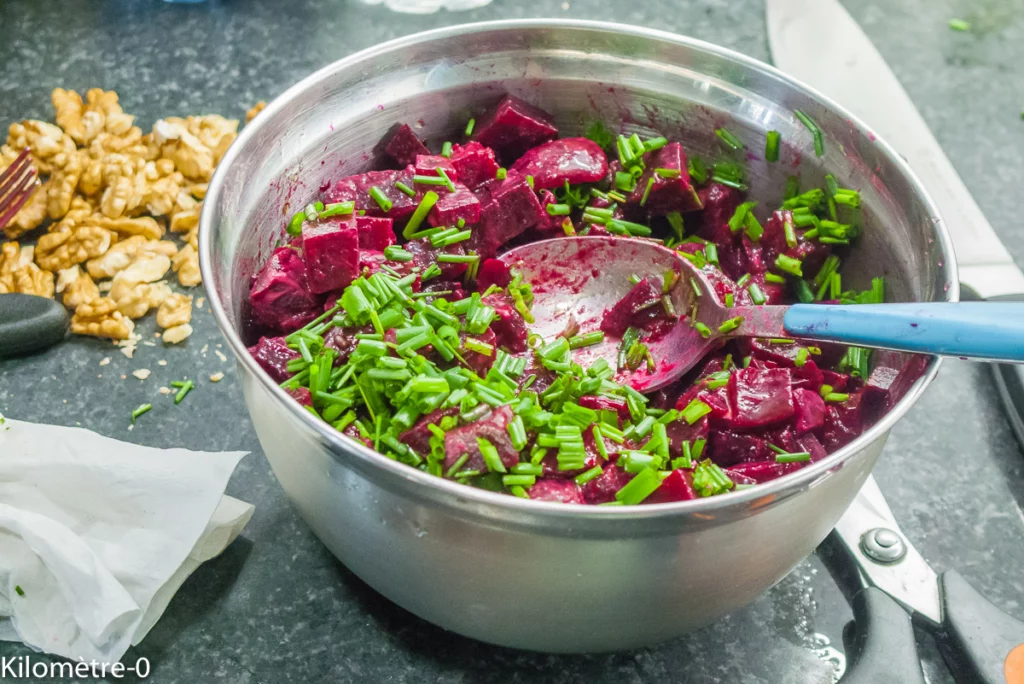 Salade de betteraves rouges aux noix et à la truite fumée - Étape 3