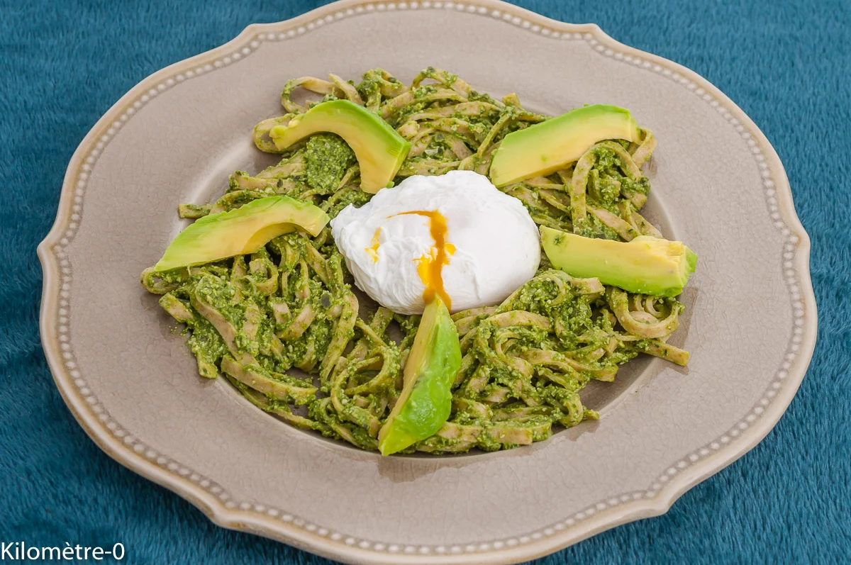 Photo de recette de pâtes, sauce aux épinards, avocat, oeuf poché, végé, cuisine végétaarienne, léger, facile, rapide, bio, oeuf, Kilomètre-0, blog de cuisine réalisée à partir de produits de saison et issus de circuits courts