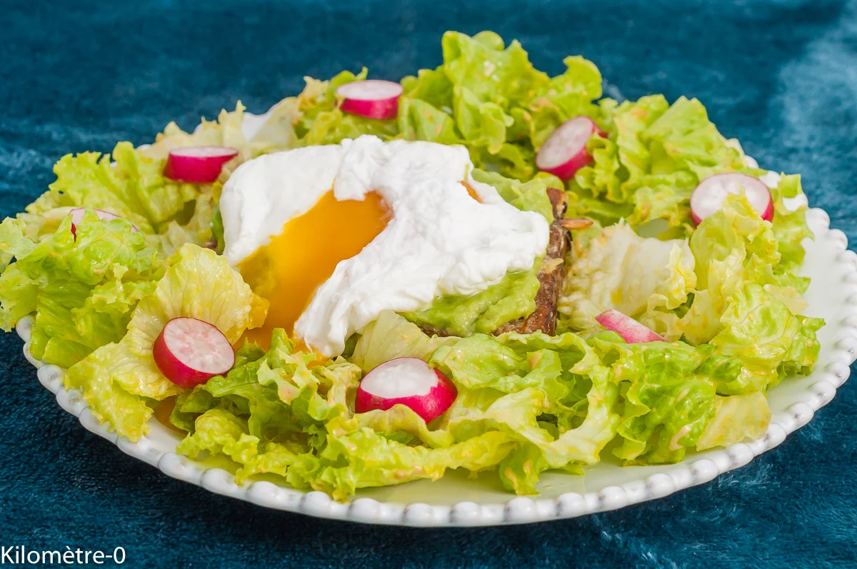 Photo de recette de pain perdu, économique, anti gaspi, oeuf poché, avocat, salade, healthy, bio, rapide, Kilomètre-0, blog de cuisine réalisée à partir de produits de saison et issus de circuits courts