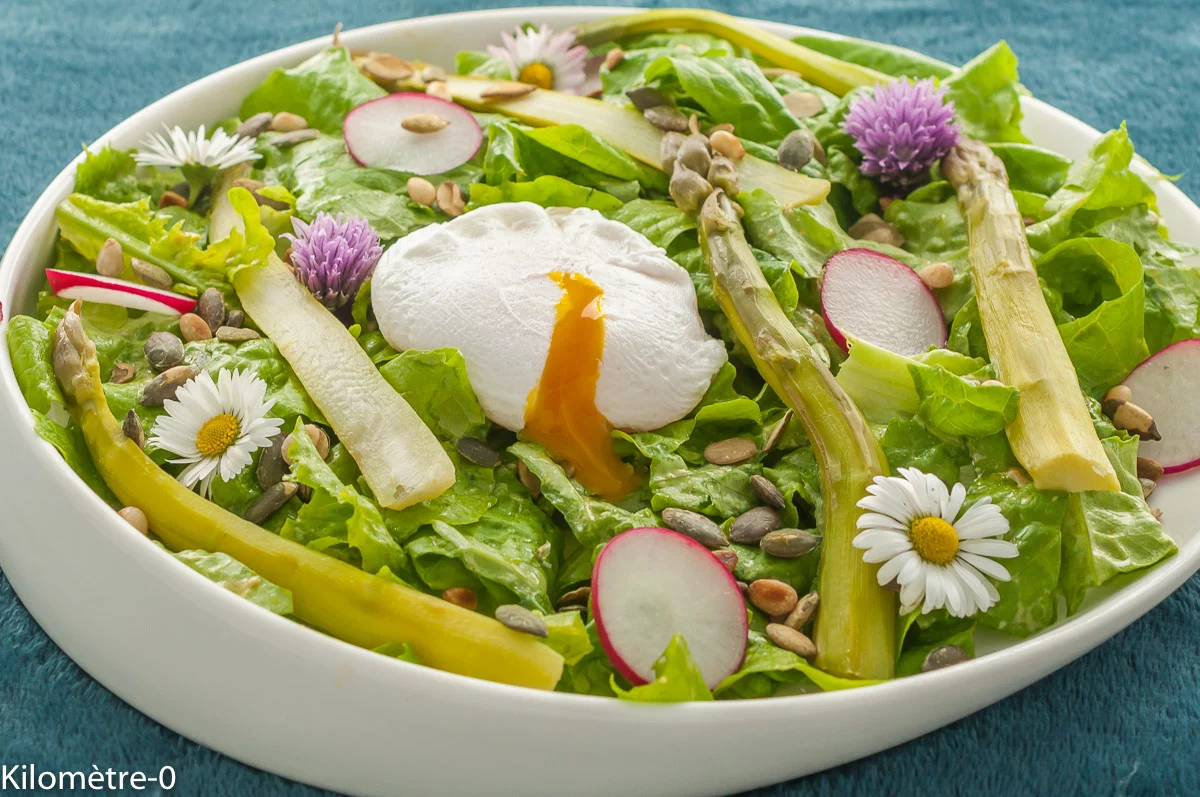 Photo de recette de salade, printemps, printanière,asperges vertes, œuf poché, fleurs, salade verte, végétarien, oeuf, verte, Kilomètre-0, blog de cuisine réalisée à partir de produits de saison et issus de circuits courts