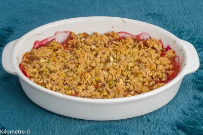 Photo de recette de crumble, rhubarbe, fruits, printemps, pistaches, dessert, facile, rapide,  Kilomètre-0, blog de cuisine réalisée à partir de produits de saison et issus de circuits courts