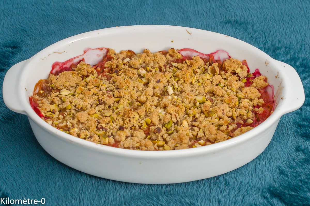Photo de recette de crumble, rhubarbe, fruits, printemps, pistaches, dessert, facile, rapide, Kilomètre-0, blog de cuisine réalisée à partir de produits de saison et issus de circuits courts