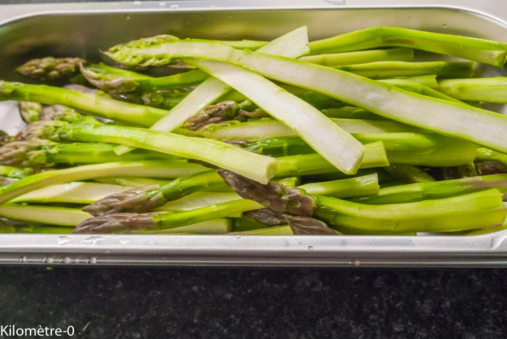 Salade printanière aux asperges vertes, œuf poché et fleurs - Étape 1