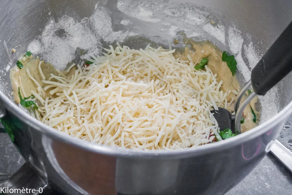 Cake salé au chorizo, fromage et menthe - Étape 4