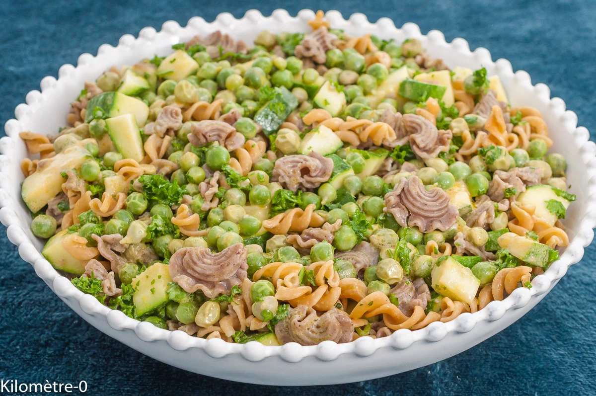 Photo de recette de salade, salade composée, végétarien, végé, légumes, printemps, été, petits pois, courgettes, facile, rapide, bio, pâtes, Kilomètre-0, blog de cuisine réalisée à partir de produits de saison et issus de circuits courts