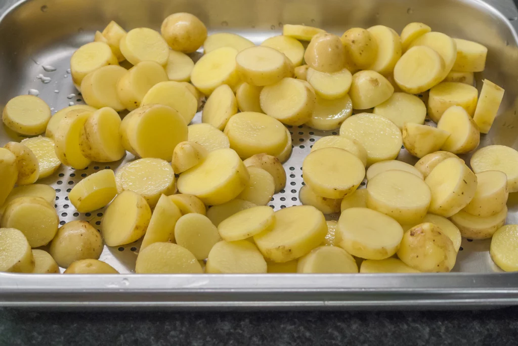 Salade de merlu aux pommes de terre, asperges vertes et olives - Étape 4