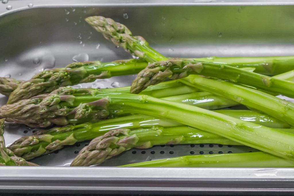 Salade de merlu aux pommes de terre, asperges vertes et olives - Étape 3