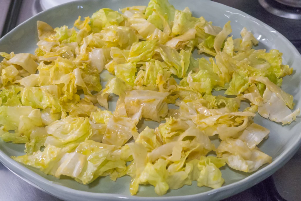 Salade de merlu aux pommes de terre, asperges vertes et olives - Étape 6