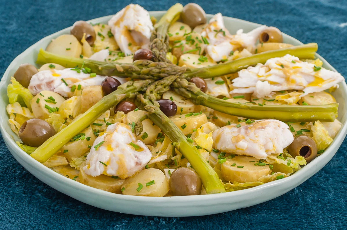 Photo de recette de salade, poisson, poisson blanc, pas cher, économique, facile, merlu, pommes de terre, pommes de terre nouvelles, asperges vertes, olives, léger, healthy, Kilomètre-0, blog de cuisine réalisée à partir de produits de saison et issus de circuits courts