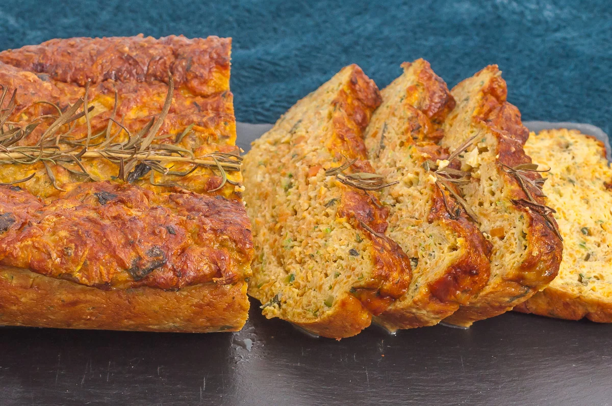 Photo de recette de terrine, légumes, courgettes, patate douce, fromage, oeufs, gruyère, emmental, végé, végétarien, enfant, familial; Kilomètre-0, blog de cuisine réalisée à partir de produits de saison et issus de circuits courts