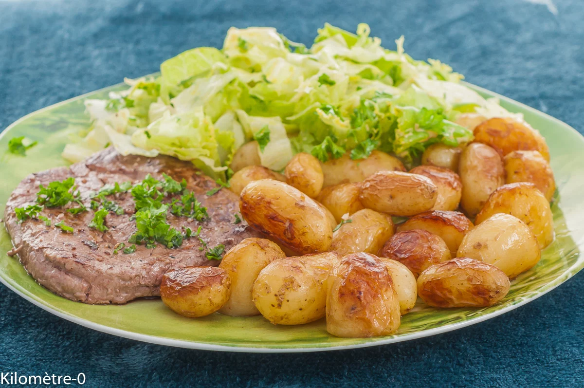 Photo de recette de filet de boeuf, viande de boeuf, steak, grillé, pommes de terre nouvelles, patates sautées, beurre, salade, facile, rapice, printemps, été, bio, Kilomètre-0, blog de cuisine réalisée à partir de produits de saison et issus de circuits courts