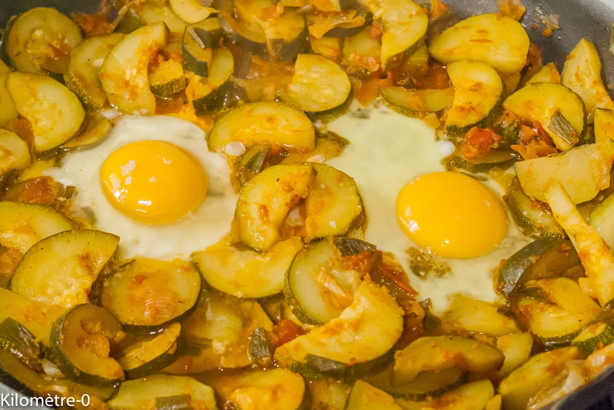 Photo de recette , Maghreb, Maroc, cuisine du monde, végé, végétarien, chakchouka , courgettes, légumes, printemps, plantain lancéolé, facile, rapide, économique, léger, plantes sauvages, plantes comestibles, bio, Kilomètre-0, blog de cuisine réalisée à partir de produits de saison et issus de circuits courts
