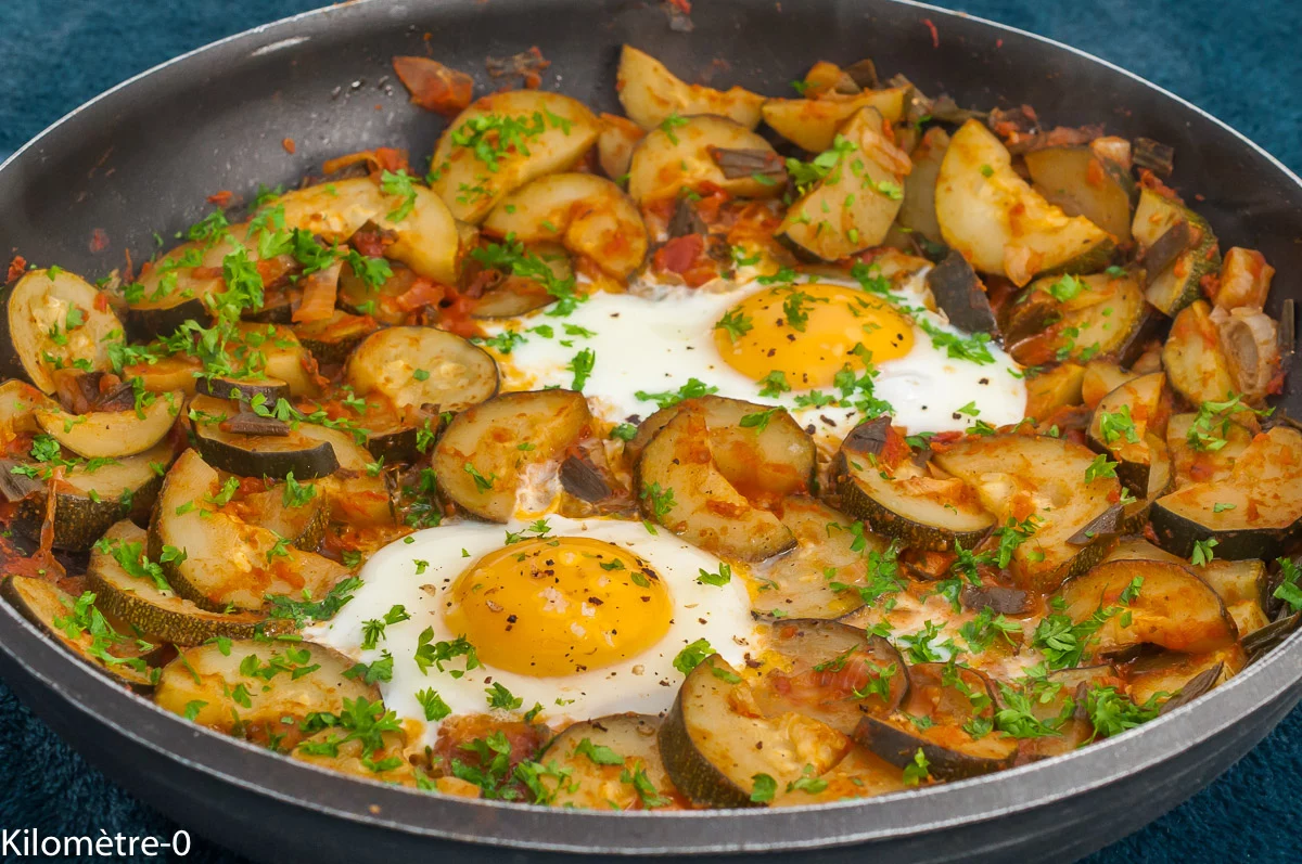 Photo de recette , Maghreb, Maroc, cuisine du monde, végé, végétarien, chakchouka , courgettes, légumes, printemps, plantain lancéolé, facile, rapide, économique, léger, plantes sauvages, plantes comestibles, bio, Kilomètre-0, blog de cuisine réalisée à partir de produits de saison et issus de circuits courts