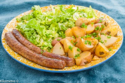 Photo de recette de merguez,  boeuf ,pommes de terre nouvelles, patates,  plantain lancéolé, plantes sauvages, plantes comestibles, plantain, bio, facile, rapide, Kilomètre-0, blog de cuisine réalisée à partir de produits de saison et issus de circuits courts