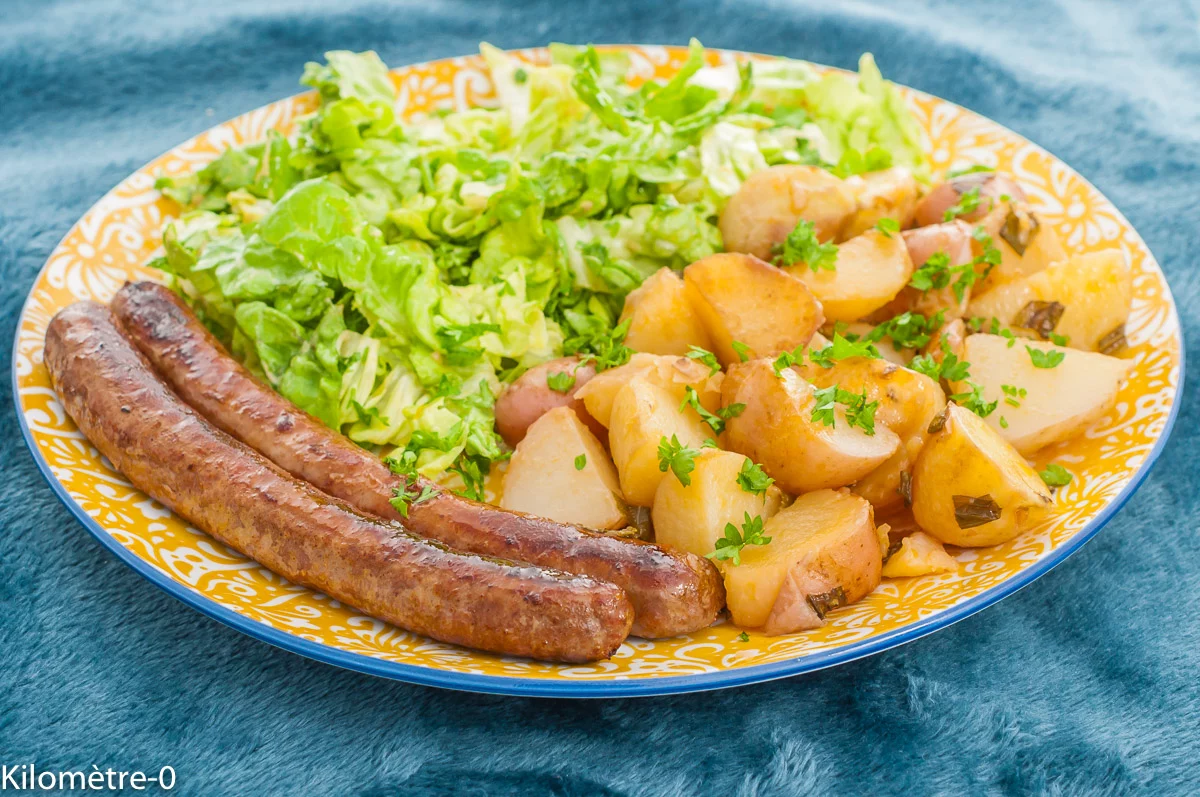 Photo de recette de merguez, boeuf ,pommes de terre nouvelles, patates, plantain lancéolé, plantes sauvages, plantes comestibles, plantain, bio, facile, rapide, Kilomètre-0, blog de cuisine réalisée à partir de produits de saison et issus de circuits courts