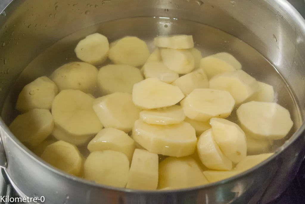 Couronne de pommes de terre aux olives, betteraves et merlu - Étape 1