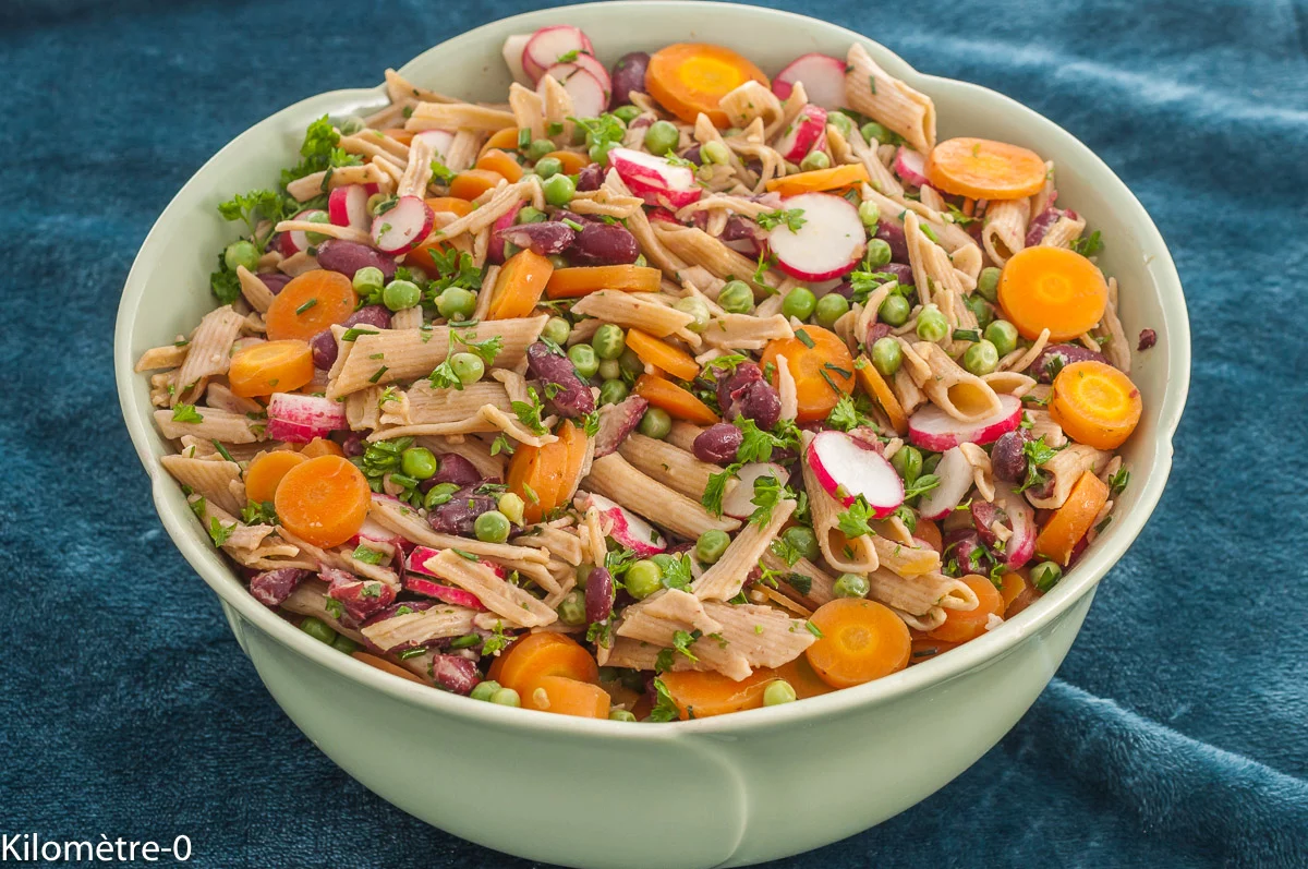 Photo de recette de salade, pâtes, haricots rouges, légumineuses, céréales, petits pois, légumes, carottes, facile, bio, healthy, végétarien, végé, printemps, été, Kilomètre-0, blog de cuisine réalisée à partir de produits de saison et issus de circuits courts