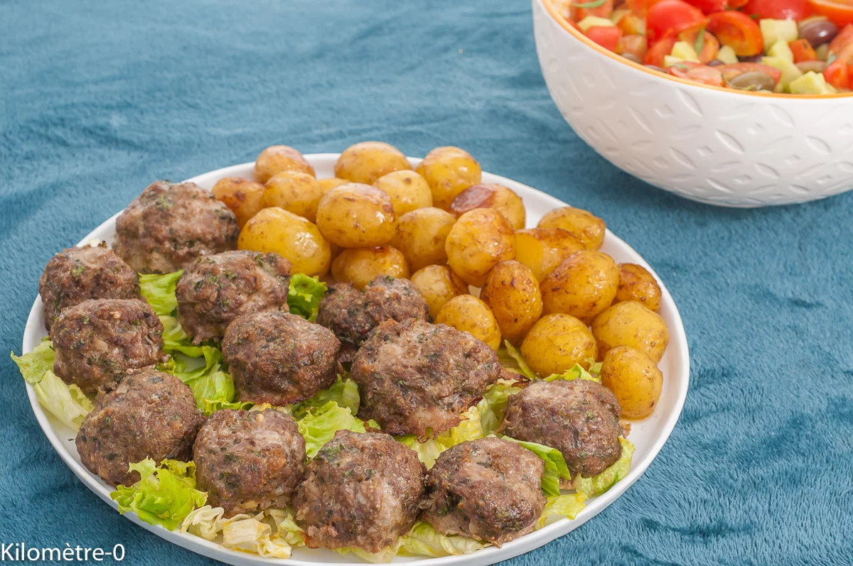 Photo de recette grecque, keftedes, boulettes, viande, pommes de terre, pommes de terre nouvelles, salade grecque, pain, complet, plat unique, Grèce, cuisine du monde, Kilomètre-0, blog de cuisine réalisée à partir de produits de saison et issus de circuits courts