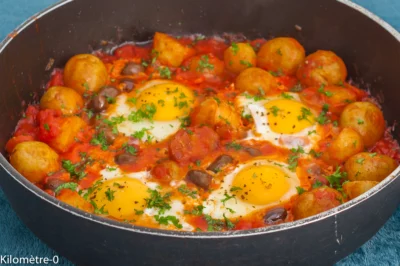 Photo de recette de Poêlée, pommes de terre nouvelles, œufs, chakchouka, végétarienne, tomates, facile,  kilomètre-0, blog de cuisine réalisée à partir de produits de saison et issus de circuits courts