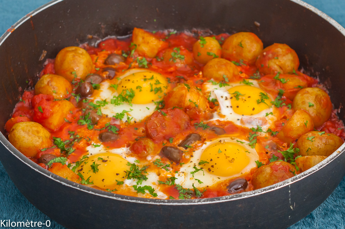Photo de recette de Poêlée, pommes de terre nouvelles, œufs, chakchouka, végétarienne, tomates, facile,  kilomètre-0, blog de cuisine réalisée à partir de produits de saison et issus de circuits courts