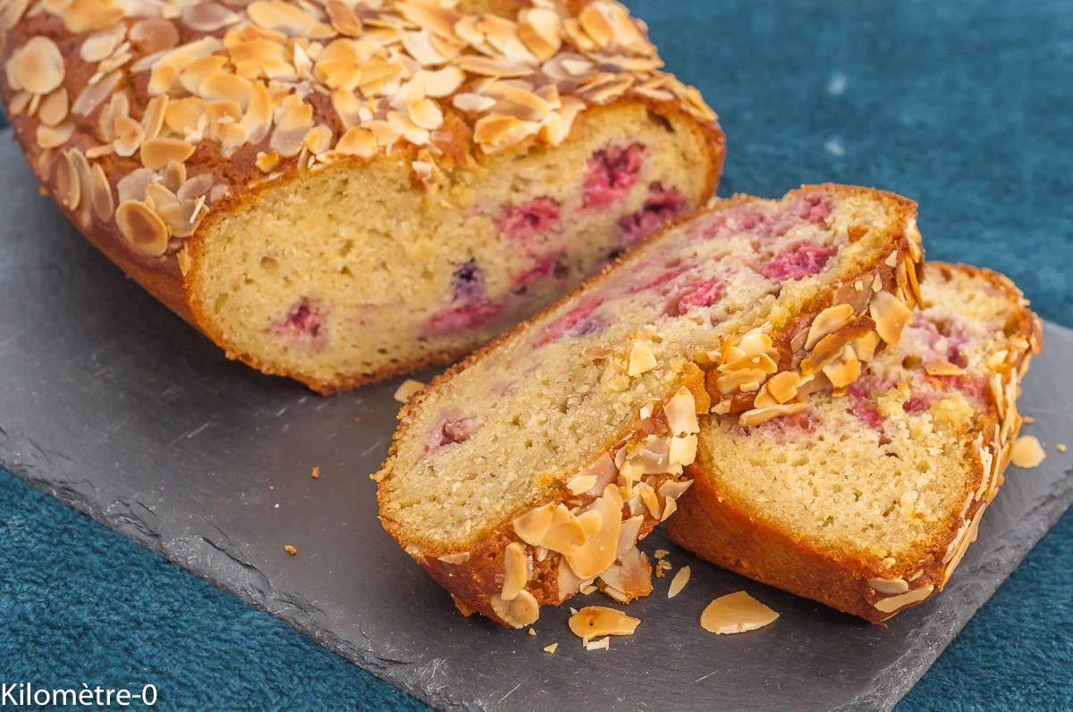 Photo de recette de gâteau, cake, farine d'amandes, farine de petit épeautre, fruits rouges, framboises, facile, léger, gourmand, bio, Kilomètre-0, blog de cuisine réalisée à partir de produits de saison et issus de circuits courts