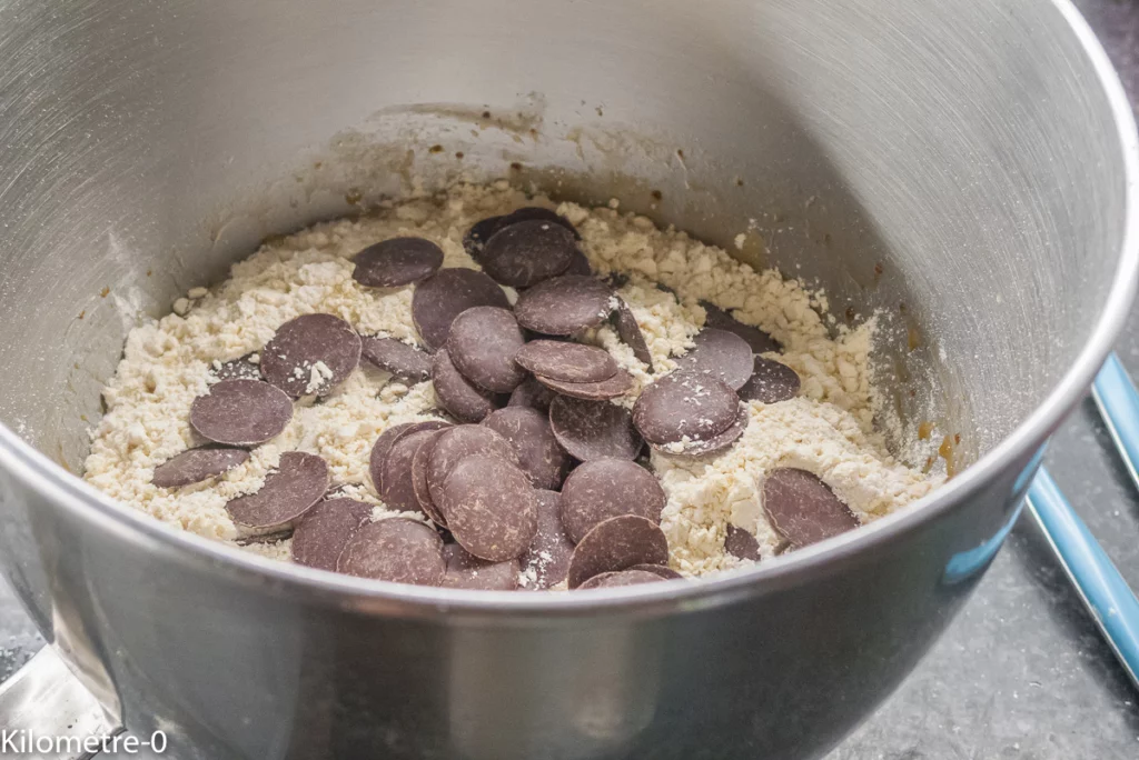 Gâteau du matin à la farine de riz et à la farine de pois chiche, aux bananes et palets de chocolat noir - Étape 3