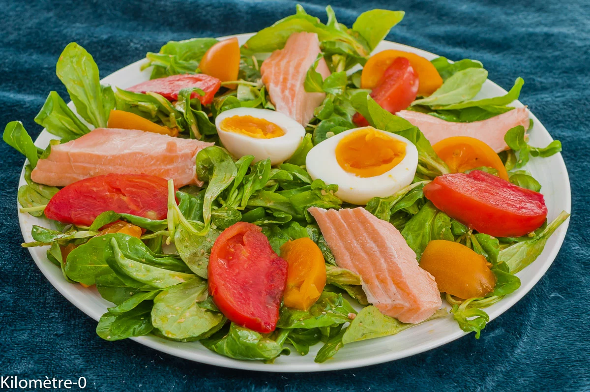 Photo de recette de salade, tomate, tomate ancienne, saumon, poisson, mâche, salade, healthy, oeufs, oeuf dur, léger, frais, été, automne, Kilomètre-0, blog de cuisine réalisée à partir de produits de saison et issus de circuits courts