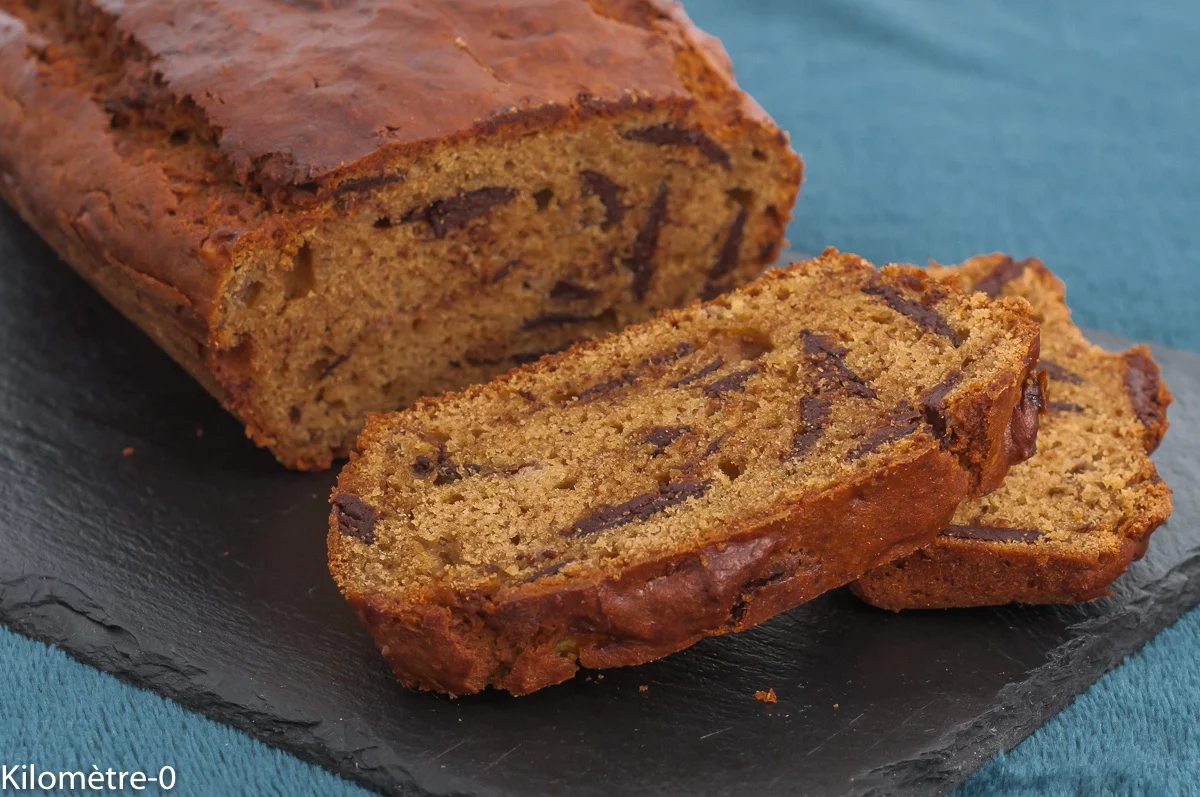 Photo de recette de gâteau du matin, cake, farine de riz , farine de pois chiche, bananes, palets de chocolat noir, chocolat, bio, facile, protéines, Kilomètre-0, blog de cuisine réalisée à partir de produits de saison et issus de circuits courts