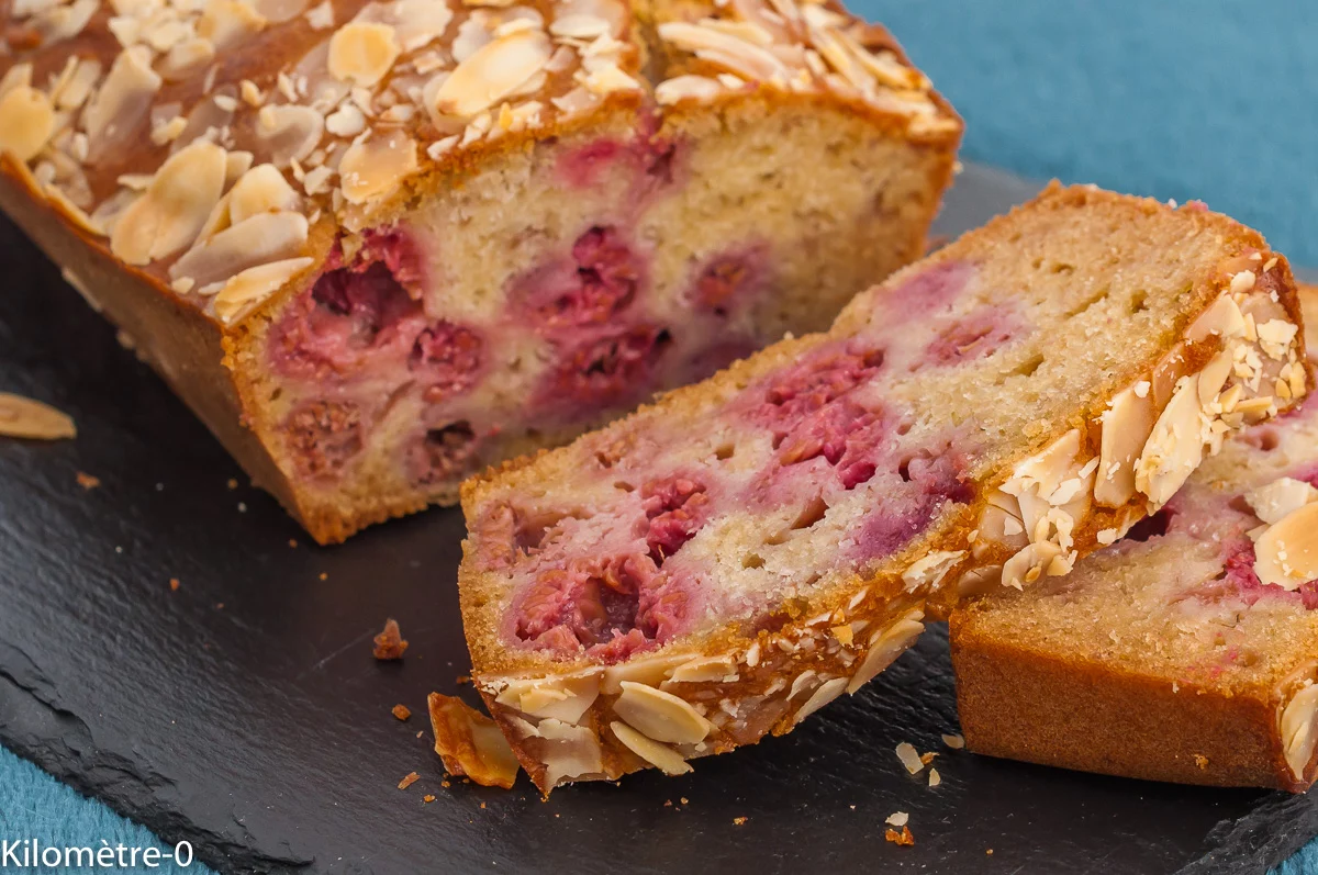 Photo de recette de cake, gâteau, dessert, fruits rouges, framboises, liqueur de litchis, litchi, facile, rapide, léger, Kilomètre-0, blog de cuisine réalisée à partir de produits de saison et issus de circuits courts