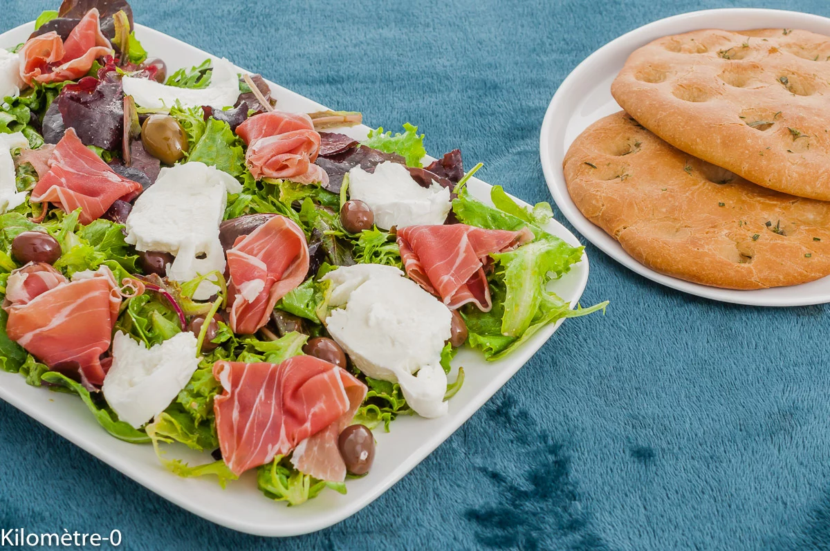 Photo de recette de salade, estivale, été, jambon, mozzarella, focaccia, pain plat, cuisine du monde, cuisine italienne, olives, facile, légère, rapide, Kilomètre-0, blog de cuisine réalisée à partir de produits de saison et issus de circuits courts