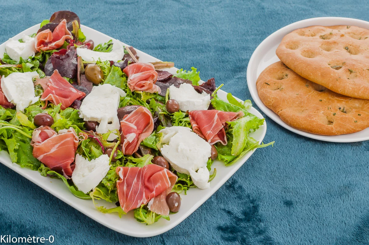 Photo de recette de salade, estivale, été, jambon, mozzarella, focaccia, pain plat, cuisine du monde, cuisine italienne, olives, facile, légère, rapide, Kilomètre-0, blog de cuisine réalisée à partir de produits de saison et issus de circuits courts
