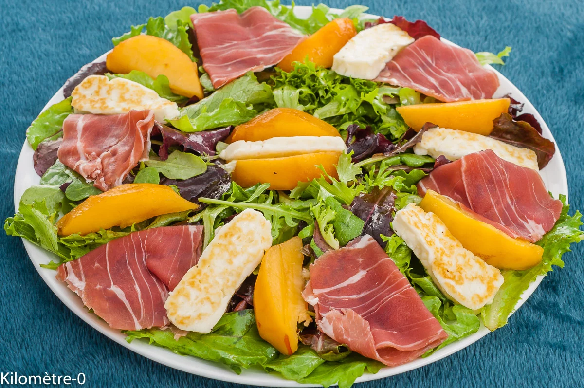Photo de recette de salade, complète, mesclun, jambon, nectarine, halloumi, facile, légère, bio, rapide, été, fruits d'été, Kilomètre-0, blog de cuisine réalisée à partir de produits de saison et issus de circuits courts