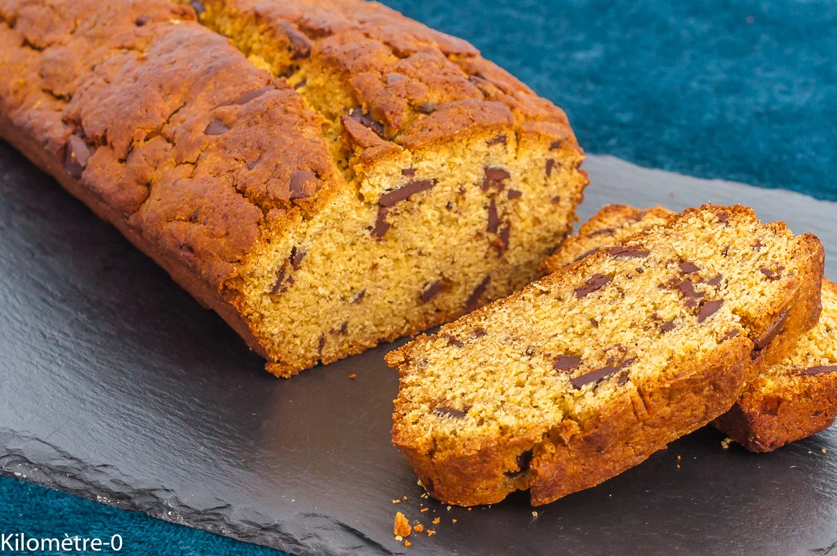 Photo de recette de cake, gâteau du matin, farine de lupin, farine de petit épeautre, palets de chocolat noir , pépites de chocolat, chocolat, facile, protéiné, bio, healthy petit déj, goûter, Kilomètre-0, blog de cuisine réalisée à partir de produits de saison et issus de circuits courts