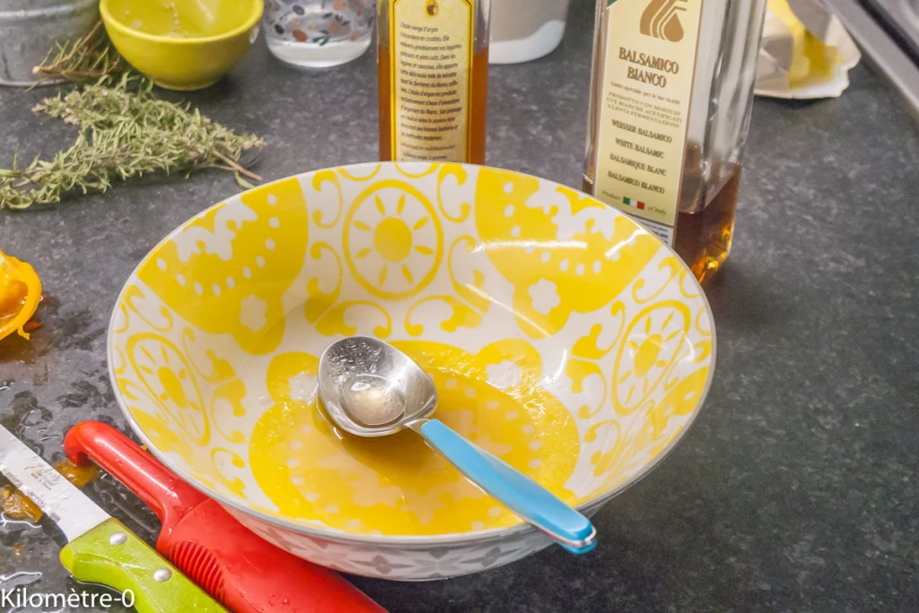 Salade de tomates à l&rsquo;avocat, aux olives et à la mozzarella - Étape 1