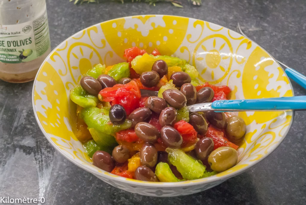 Salade de tomates à l&rsquo;avocat, aux olives et à la mozzarella - Étape 3