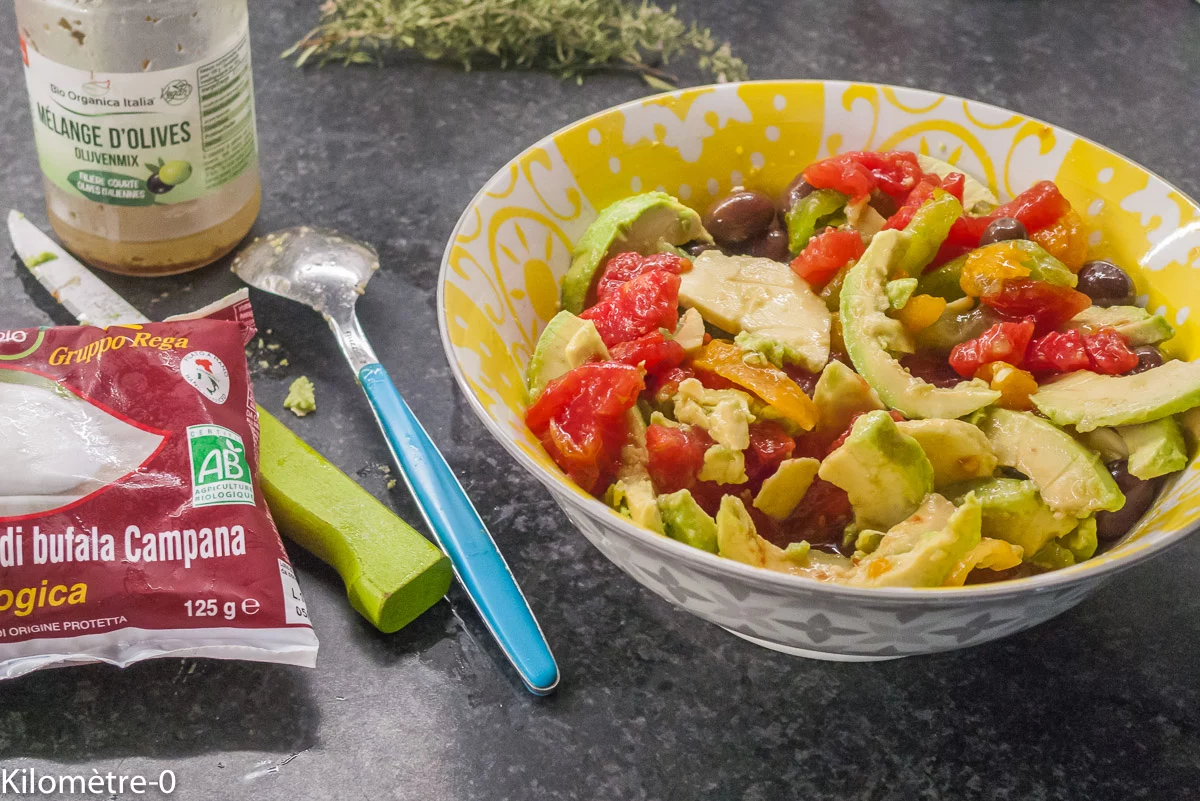 Photo de recette de salade, salade estivale, tomates anciennes, tomates, été, automne, avocat, olives, mozzarella, fromage, facile, rapide, bio, Kilomètre-0, blog de cuisine réalisée à partir de produits de saison et issus de circuits courts