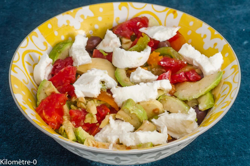 Salade de tomates à l&rsquo;avocat, aux olives et à la mozzarella - Étape 5