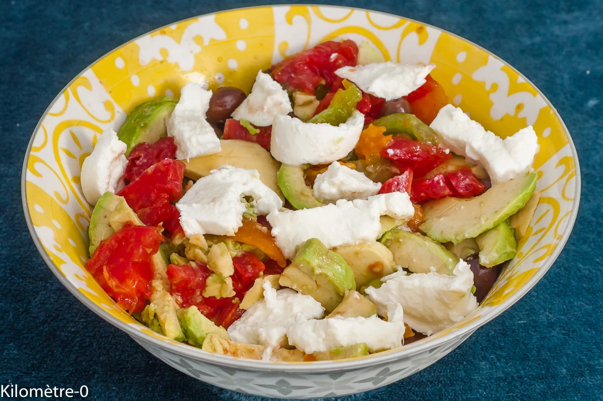 Photo de recette de salade, salade estivale, tomates anciennes, tomates, été, automne, avocat, olives, mozzarella, fromage, facile, rapide, bio, Kilomètre-0, blog de cuisine réalisée à partir de produits de saison et issus de circuits courts