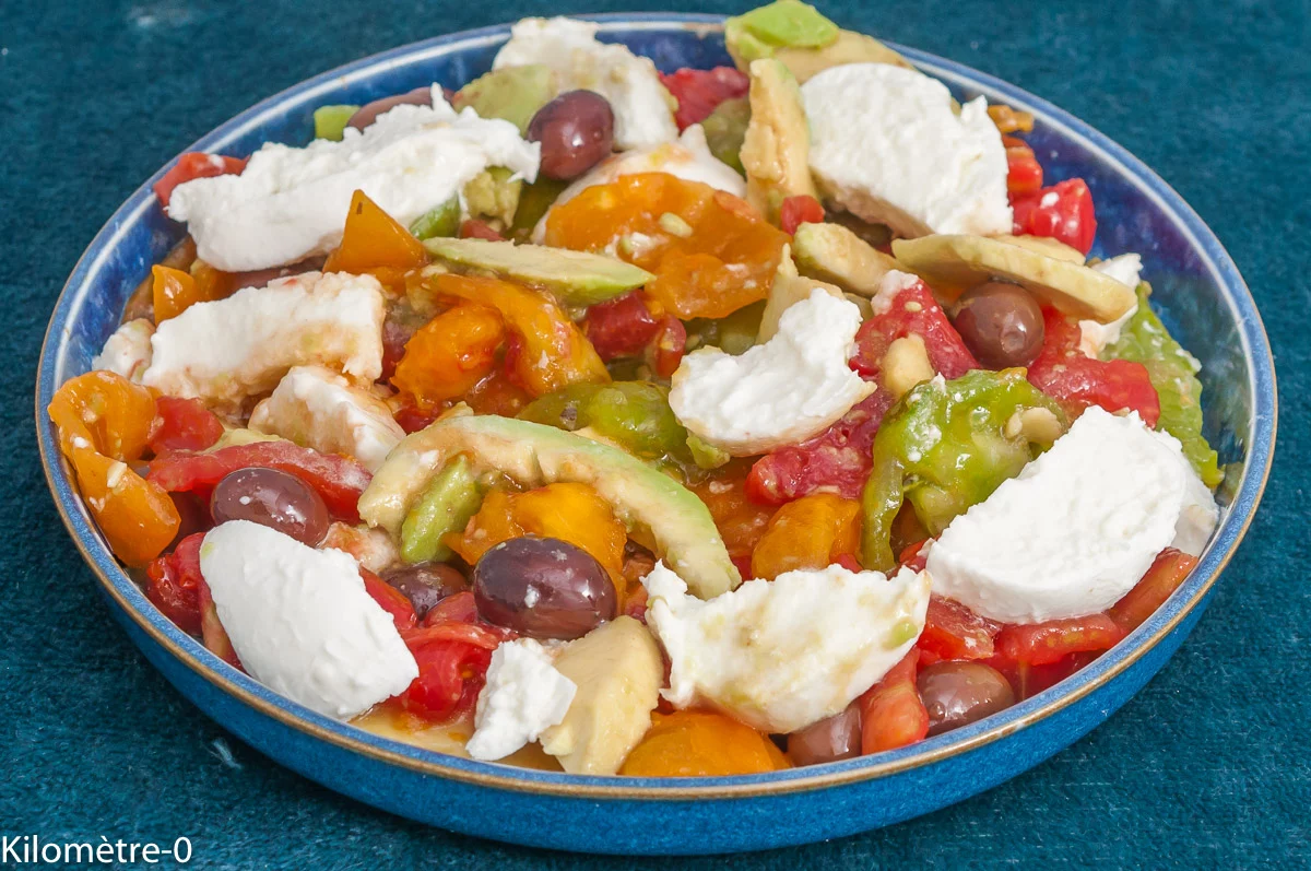 Photo de recette de salade, salade estivale, tomates anciennes, tomates, été, automne, avocat, olives, mozzarella, fromage, facile, rapide, bio, Kilomètre-0, blog de cuisine réalisée à partir de produits de saison et issus de circuits courts