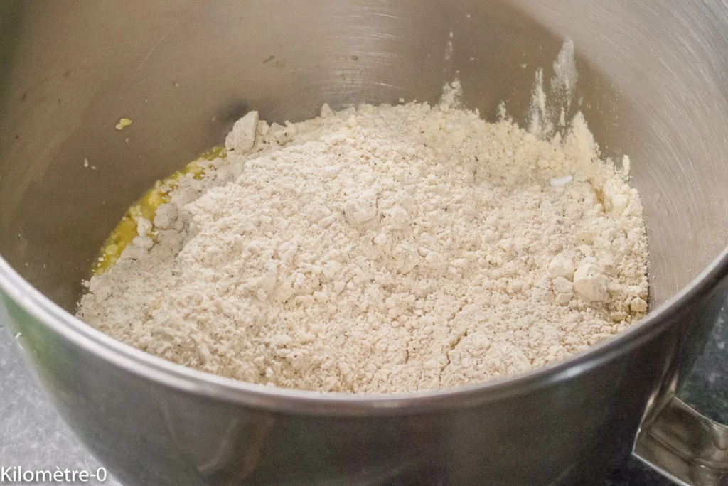 Gâteau du matin aux farines de pois chiche, de blé noir et de petit épeautre, aux bananes et palets de chocolat noir - Étape 3