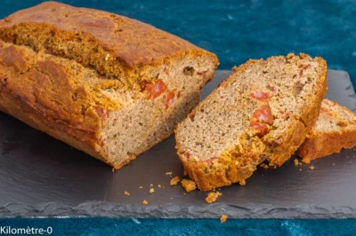 Photo de recette de cake, salé, cake rustique, farine de pois chiches, farine de blé noir, chorizo, tomates confites, bio, facile, apéro, Kilomètre-0, blog de cuisine réalisée à partir de produits de saison et issus de circuits courts