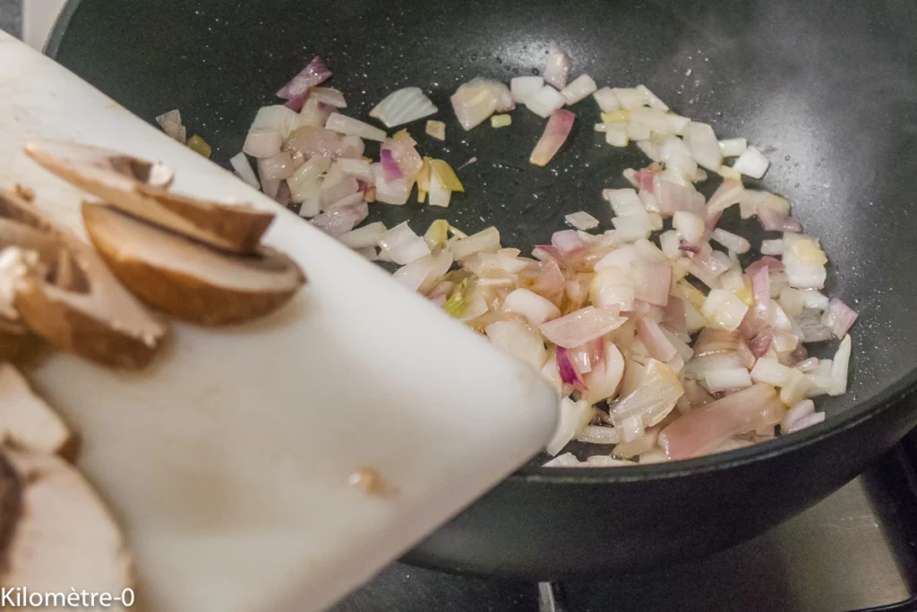 Poêlée de courgettes et champignons aux haricots blancs et œufs sur le plat - Étape 3