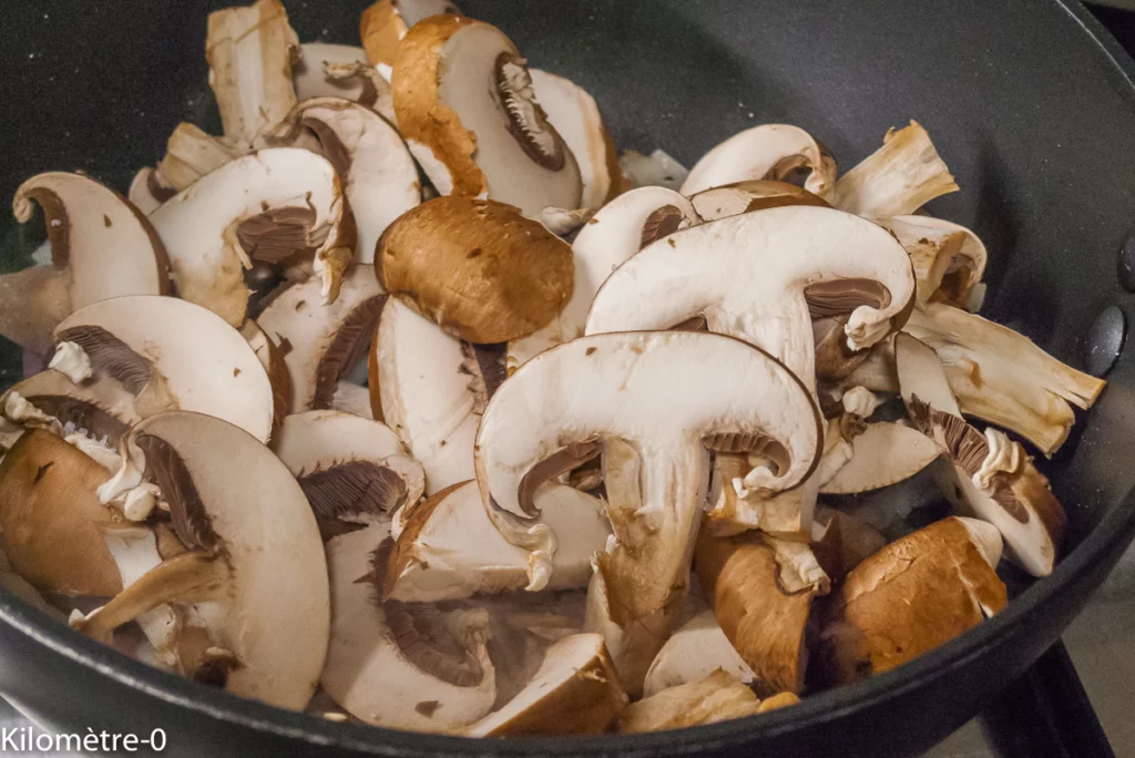 Poêlée de courgettes et champignons aux haricots blancs et œufs sur le plat - Étape 1