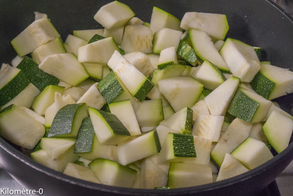 Poêlée de courgettes et champignons aux haricots blancs et œufs sur le plat - Étape 4
