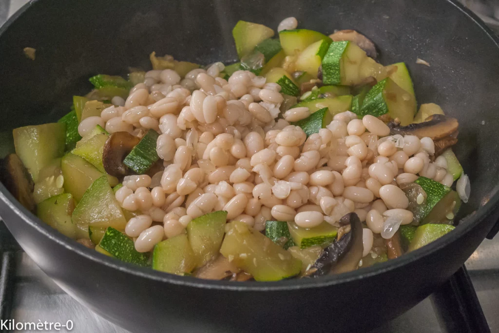 Poêlée de courgettes et champignons aux haricots blancs et œufs sur le plat - Étape 5