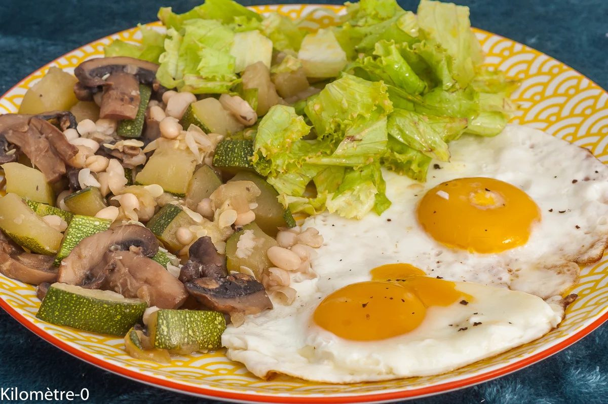 Photo de recette de poêlée, facile, courgettes, légumes, été, automne, champignons, légumineuses, végé, végétarien, haricots blancs, œufs sur le plat, oeuf, salade, Kilomètre-0, blog de cuisine réalisée à partir de produits de saison et issus de circuits courts
