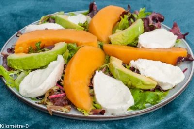 Photo de recette de salade, salade estivale, salade complète, mesclun, melon, mozzarella, fromage, été, avocat, fruits légumes, Kilomètre-0, blog de cuisine réalisée à partir de produits de saison et issus de circuits courts