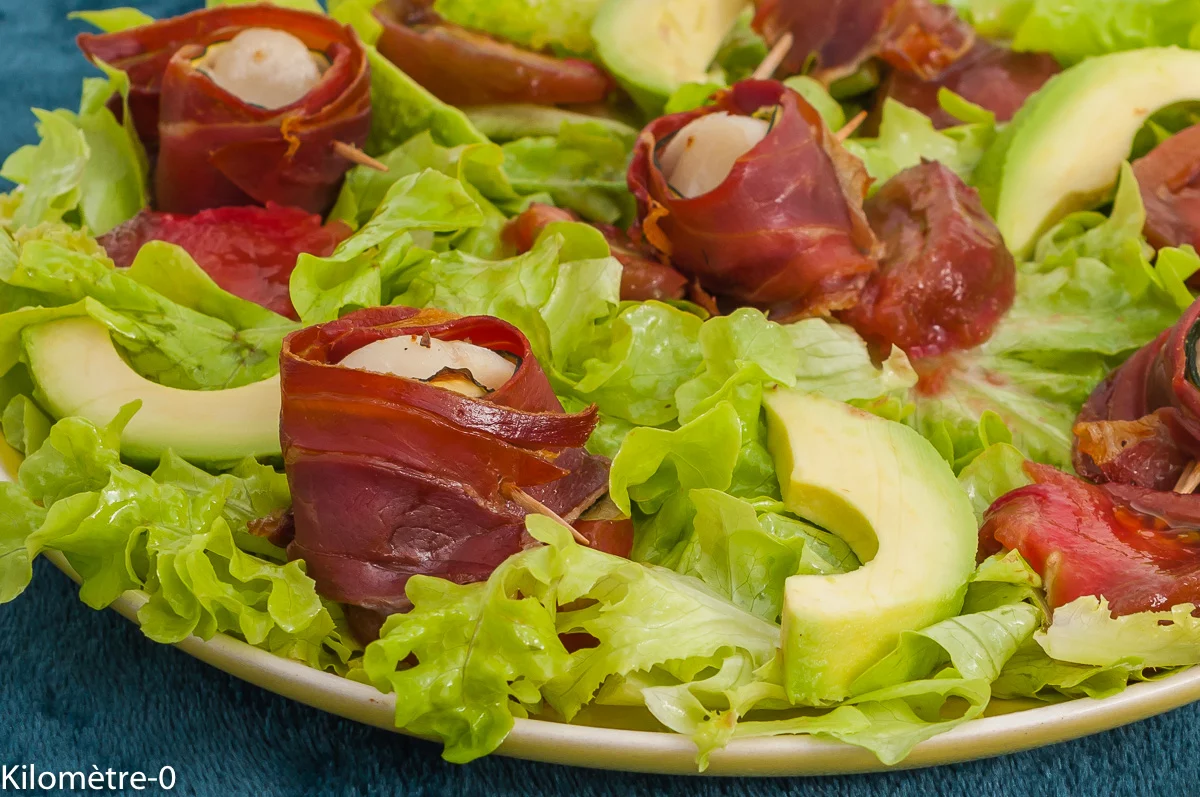 Photo de recette de salade, tomates, tomates anciennes, avocat, salade verte, saint jacques, noix saint jacques, jambon de pays, jambon sec, courgette, facile, heathy Kilomètre-0, blog de cuisine réalisée à partir de produits de saison et issus de circuits courts