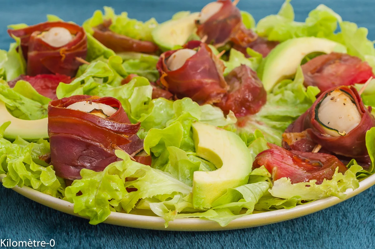 Photo de recette de salade, tomates, tomates anciennes, avocat, salade verte, saint jacques, noix saint jacques, jambon de pays, jambon sec, courgette, facile, heathy Kilomètre-0, blog de cuisine réalisée à partir de produits de saison et issus de circuits courts